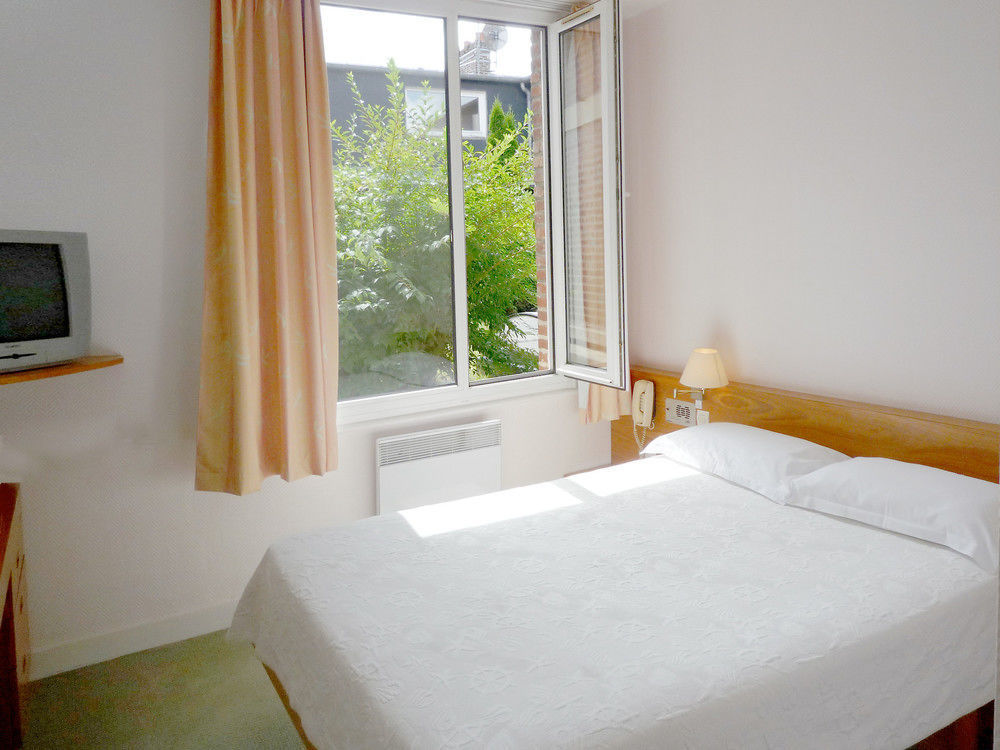Hotel&Restaurant Le Cardinal Poix-de-Picardie Extérieur photo