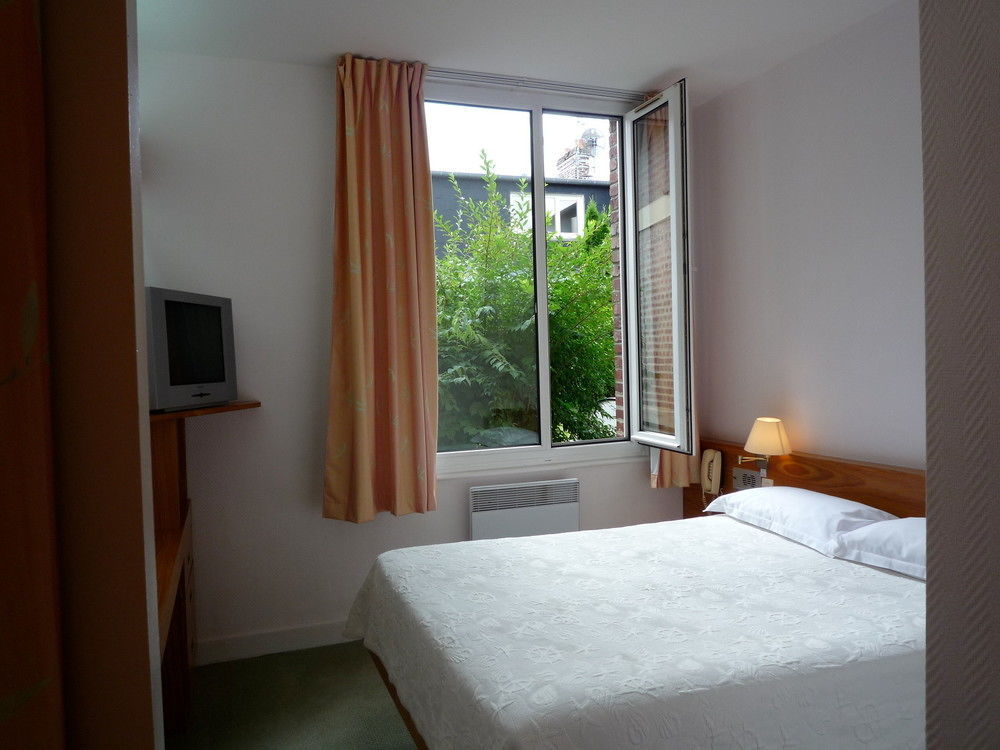 Hotel&Restaurant Le Cardinal Poix-de-Picardie Extérieur photo