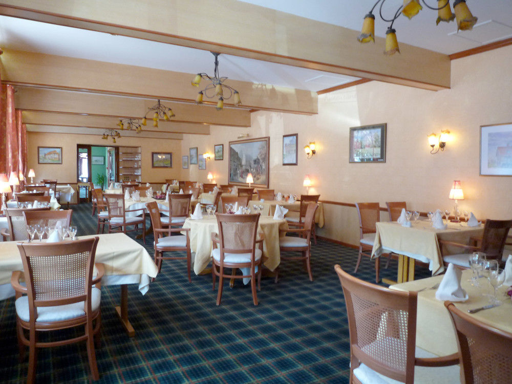 Hotel&Restaurant Le Cardinal Poix-de-Picardie Extérieur photo