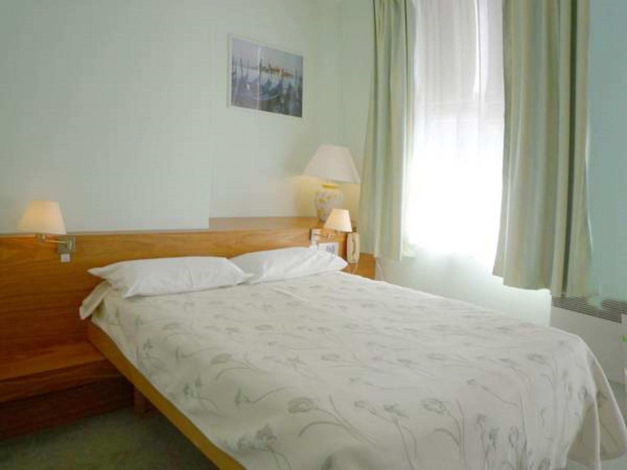 Hotel&Restaurant Le Cardinal Poix-de-Picardie Extérieur photo