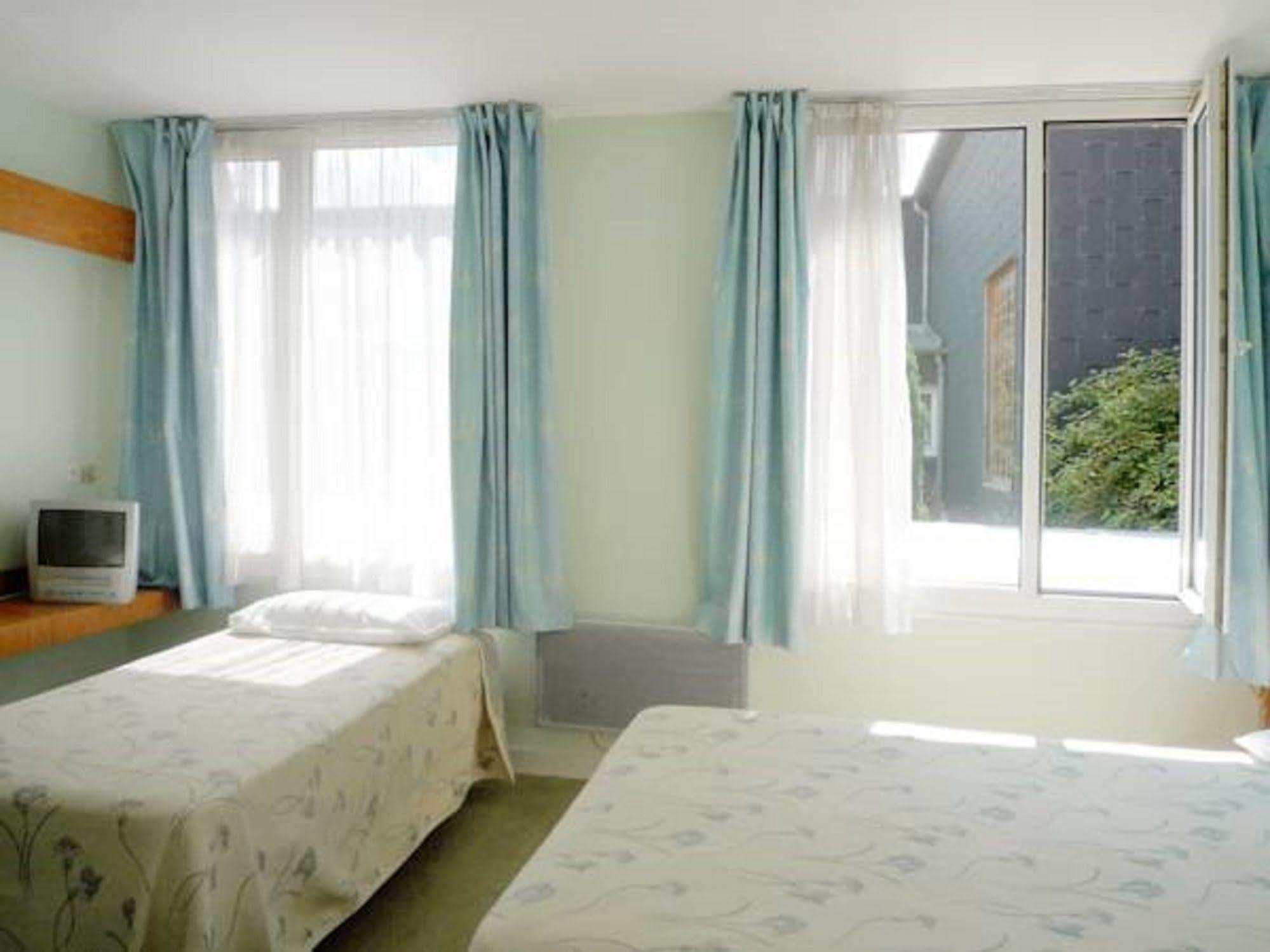 Hotel&Restaurant Le Cardinal Poix-de-Picardie Extérieur photo